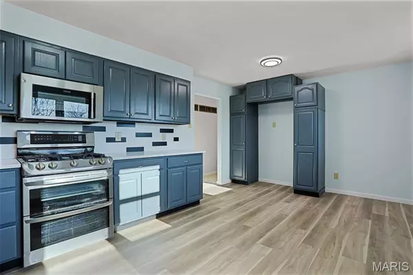 1820 Swallow LN, Florissant, MO 63031