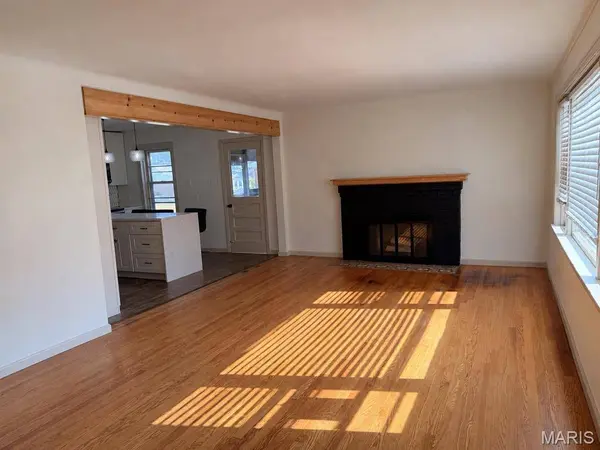 3 Locust DR, Florissant, MO 63031