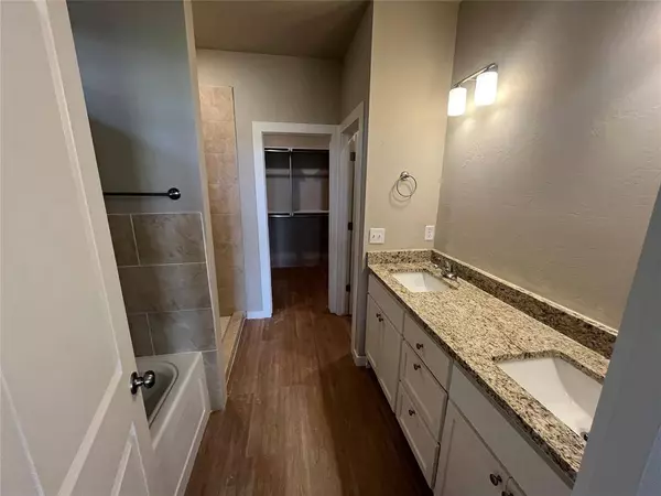 8313 NW 163rd TER, Edmond, OK 73013