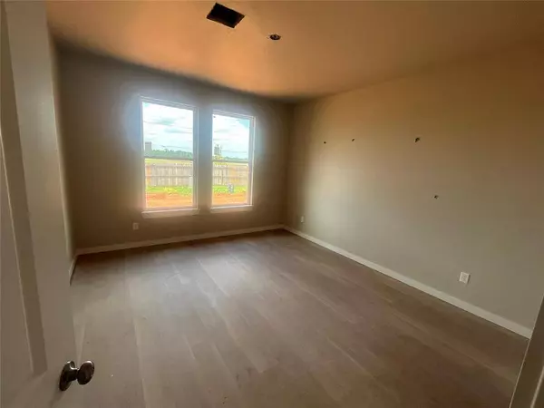 8313 NW 163rd TER, Edmond, OK 73013