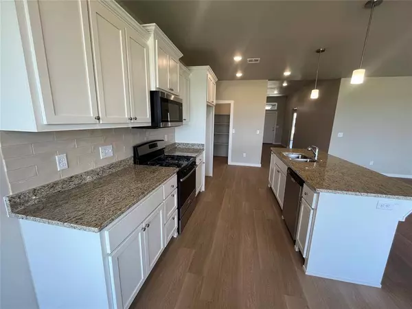 8313 NW 163rd TER, Edmond, OK 73013