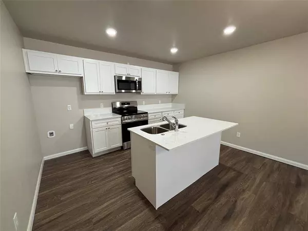 1102 Ashton LN, Yukon, OK 73099