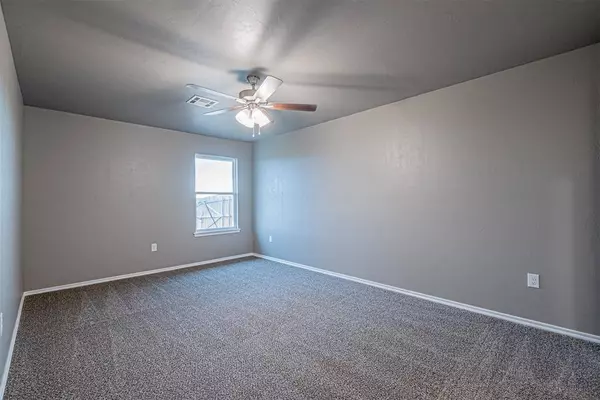 1626 Highland LOOP, Guthrie, OK 73044