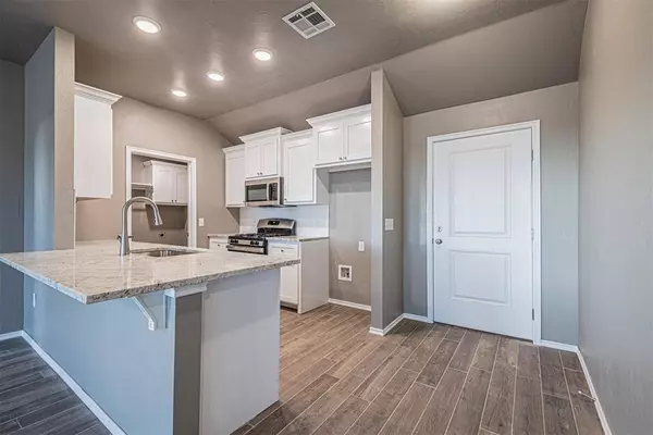 1626 Highland LOOP, Guthrie, OK 73044