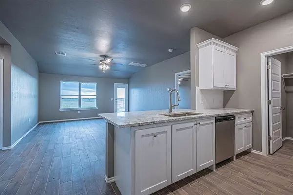 1624 Highland LOOP, Guthrie, OK 73044