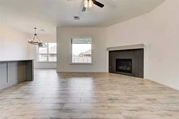 1931 W Flintlock WAY, Mustang, OK 73064