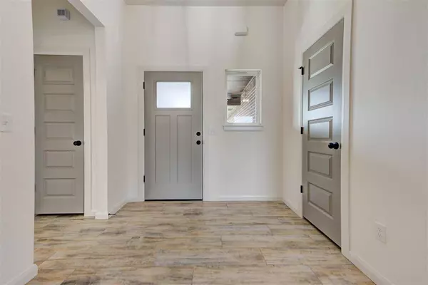 1931 W Flintlock WAY, Mustang, OK 73064