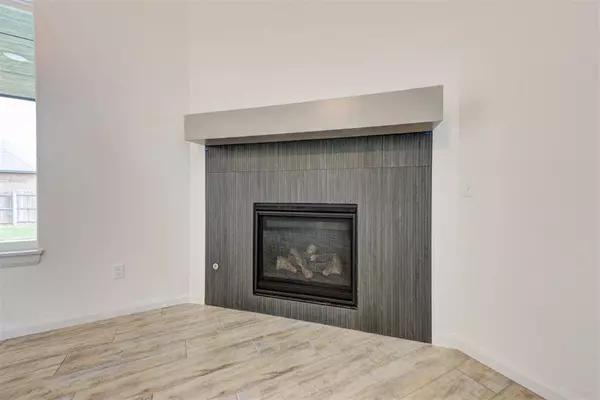 1931 W Flintlock WAY, Mustang, OK 73064