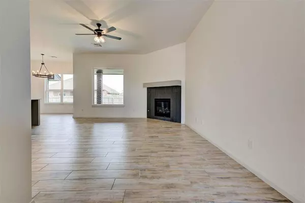 1931 W Flintlock WAY, Mustang, OK 73064