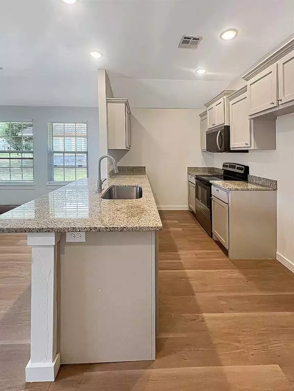 805 SW Summit AVE #B, Lawton, OK 73501