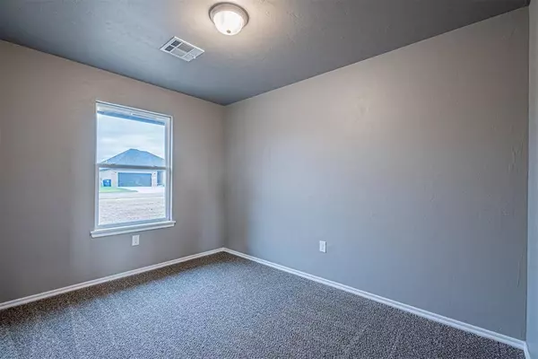 1620 Highland LOOP, Guthrie, OK 73044