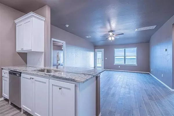 1524 Highland LOOP, Guthrie, OK 73044