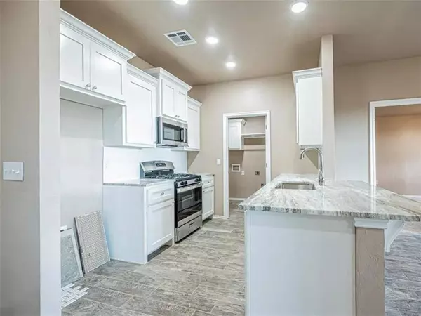 1628 Highland LOOP, Guthrie, OK 73044