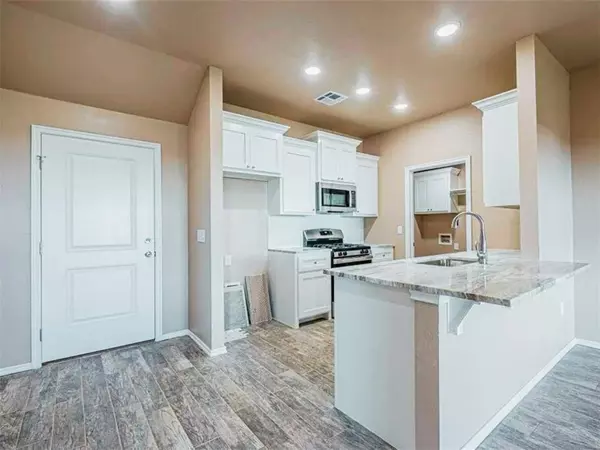 1628 Highland LOOP, Guthrie, OK 73044