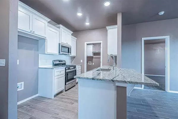 1706 Highland LOOP, Guthrie, OK 73044