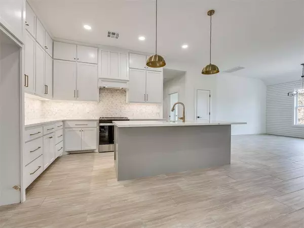 10901 Sandstone Ridge WAY, Guthrie, OK 73044