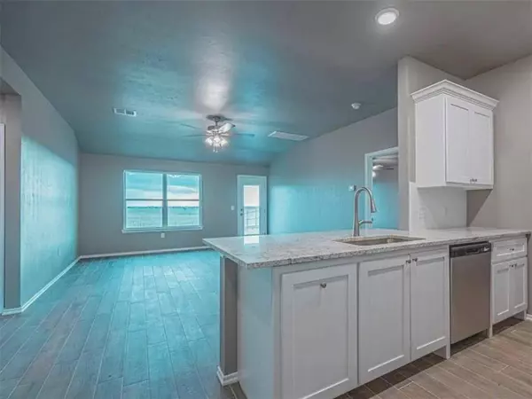 1529 Highland LOOP, Guthrie, OK 73044