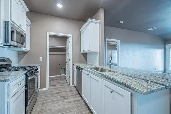 1706 Highland LOOP, Guthrie, OK 73044