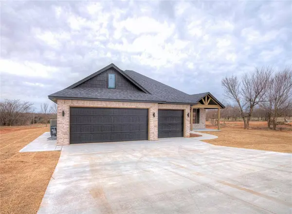 1827 S Blackberry BND, Guthrie, OK 73044