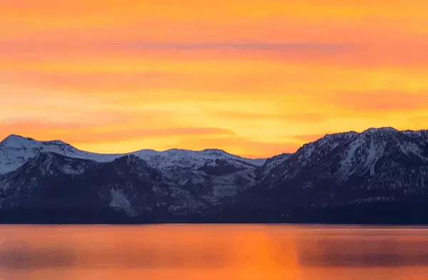 Glenbrook's Lakeside Sunsets: Evenings You’ll Never Forget,Lisa Valentine