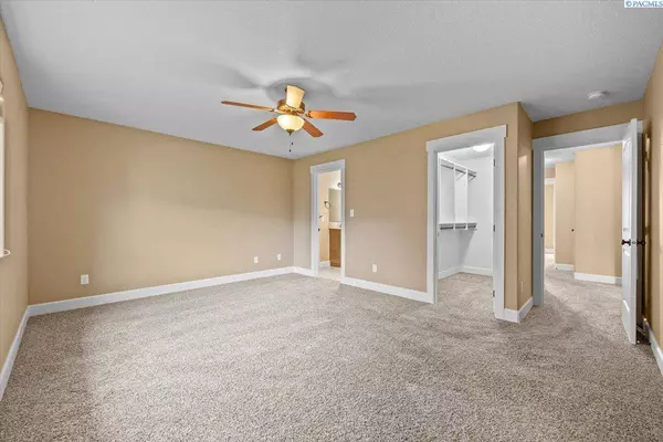 5709 W 23rd Ave, Kennewick, WA 99338