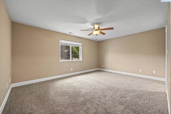 5709 W 23rd Ave, Kennewick, WA 99338