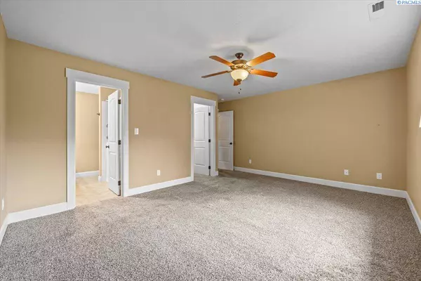 5709 W 23rd Ave, Kennewick, WA 99338