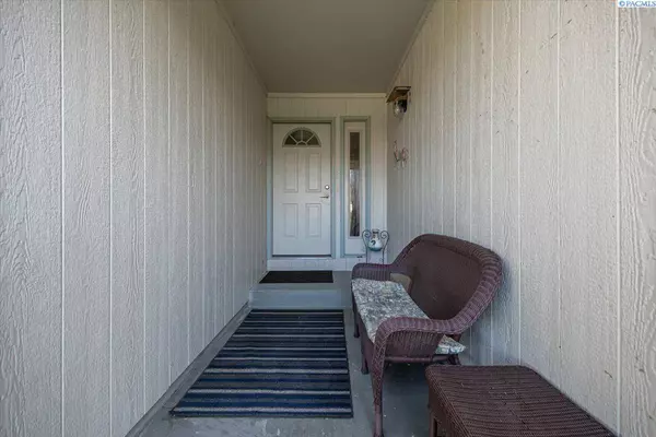 73805 N Demoss Rd, Benton City, WA 99320