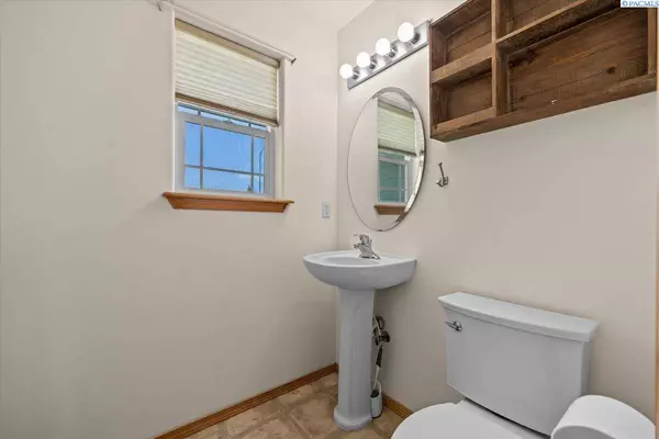 1600 Ala Moana Way, West Richland, WA 99353