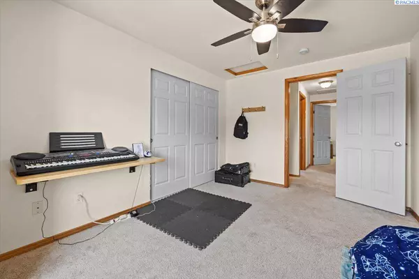 1600 Ala Moana Way, West Richland, WA 99353