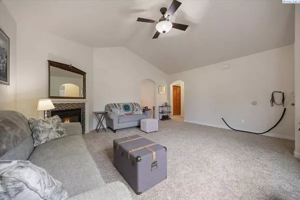 2515 W Grand Ronde Unit D, Kennewick, WA 99336