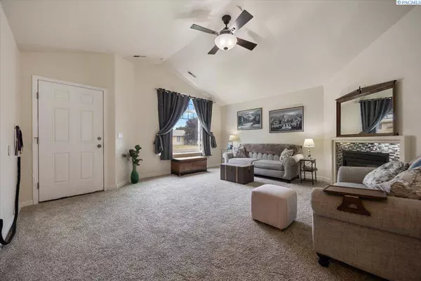 2515 W Grand Ronde Unit D, Kennewick, WA 99336