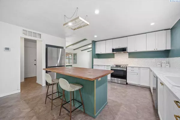 6402 Morrison St., West Richland, WA 99353