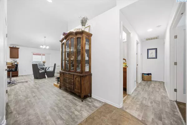 5002 Blue Sage Ln, Pasco, WA 99301