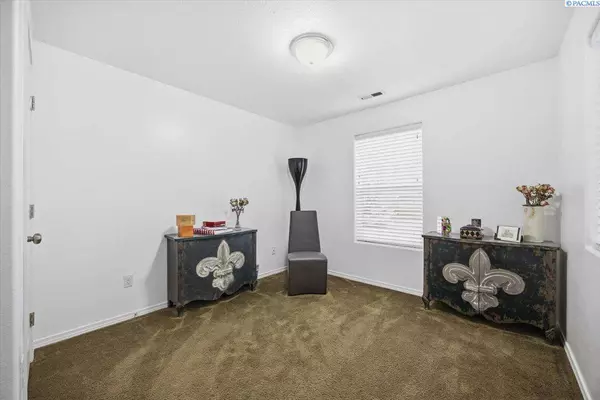 5002 Blue Sage Ln, Pasco, WA 99301