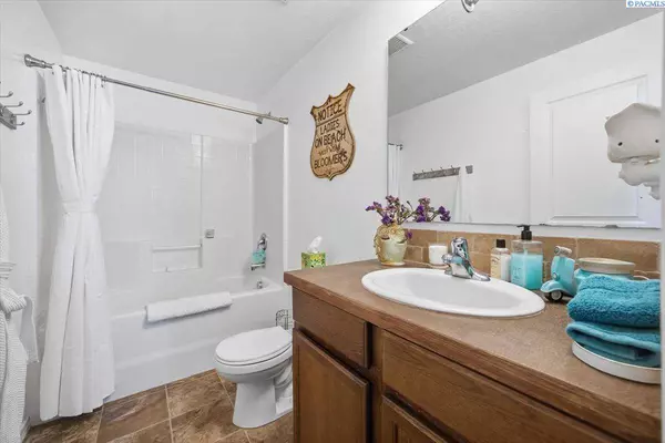 5002 Blue Sage Ln, Pasco, WA 99301