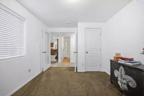 5002 Blue Sage Ln, Pasco, WA 99301