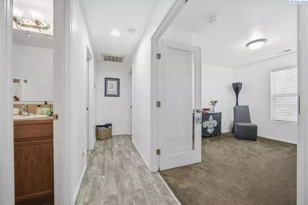 5002 Blue Sage Ln, Pasco, WA 99301