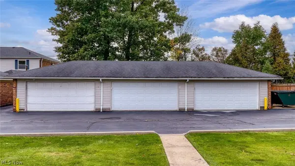 5616 Chelmsford DR, Lyndhurst, OH 44124