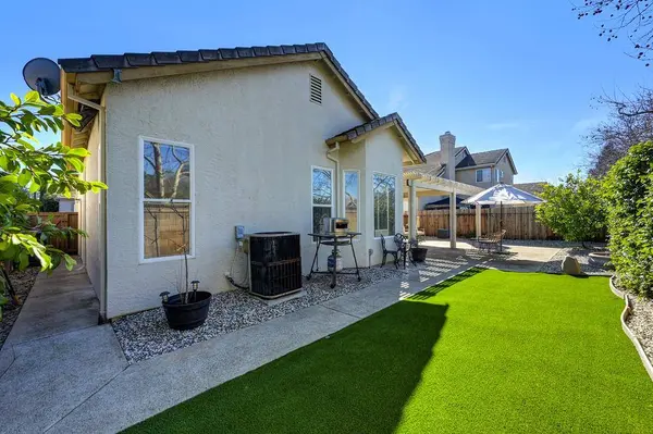 12129 Gold Bluff LN, Gold River, CA 95670