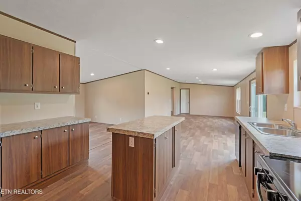 2816 Shiloh CIR, Strawberry Plains, TN 37871