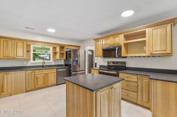 17 Westover DR, Oak Ridge, TN 37830