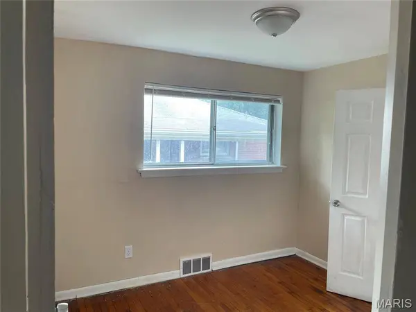 6657 Kenwood DR, St Louis, MO 63121