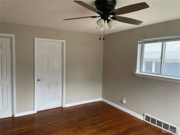 6657 Kenwood DR, St Louis, MO 63121