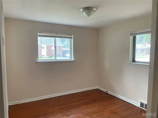 6657 Kenwood DR, St Louis, MO 63121