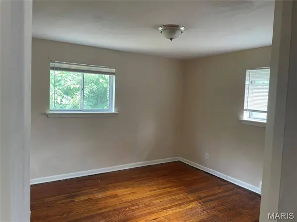 6657 Kenwood DR, St Louis, MO 63121