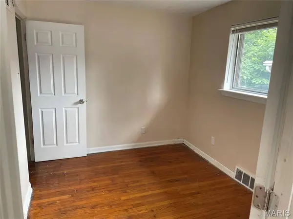 6657 Kenwood DR, St Louis, MO 63121