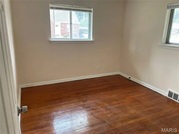 6657 Kenwood DR, St Louis, MO 63121