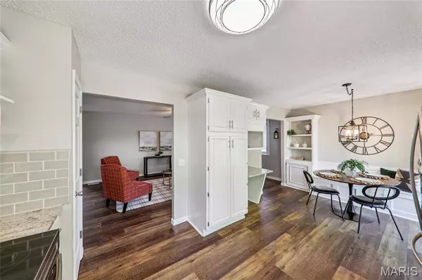 1111 Shadowoak DR, Ballwin, MO 63021