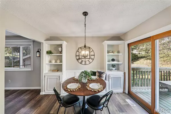 1111 Shadowoak DR, Ballwin, MO 63021